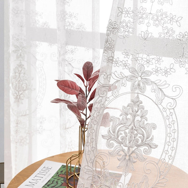 Visillo bordado con diseño clásico medallón