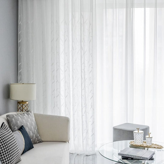 Visillo de lino con ramas bordadas