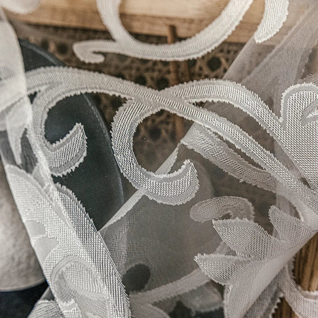 Visillo blanco con bordado damasco