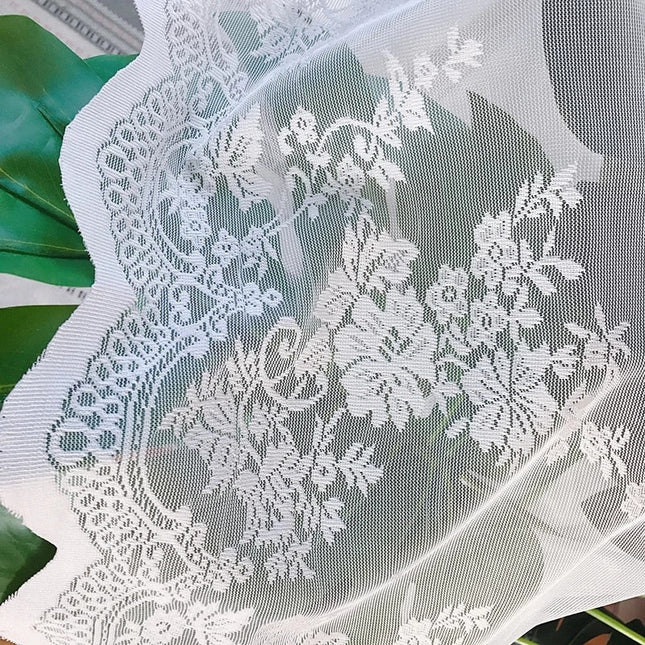 Visillo de encaje con motivo floral