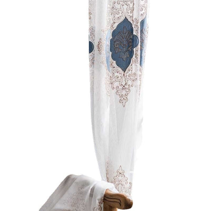 Visillo bordado con medallones azules