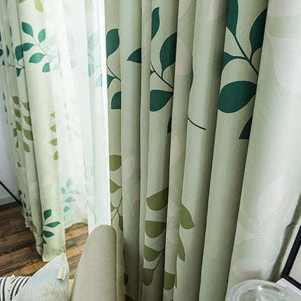 Cortina estampada con hojas verdes