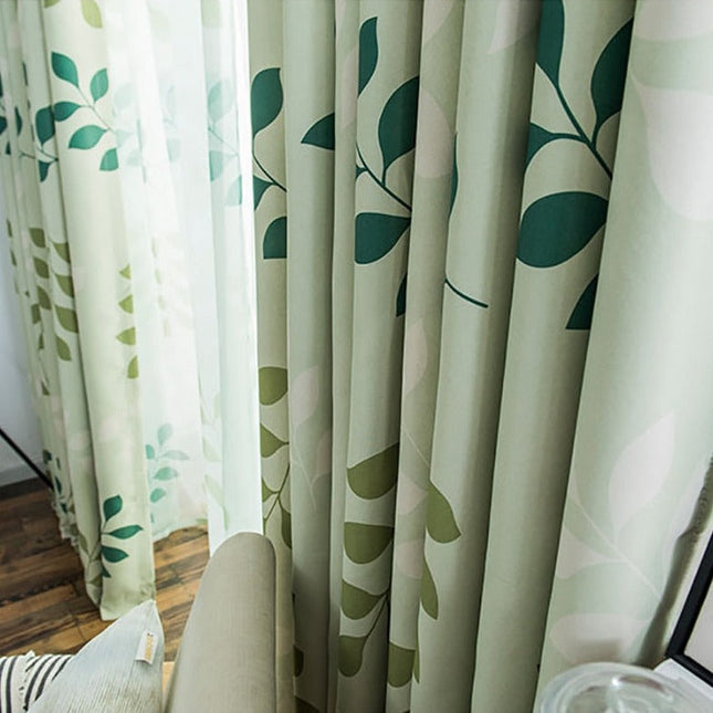 Cortina estampada con hojas verdes