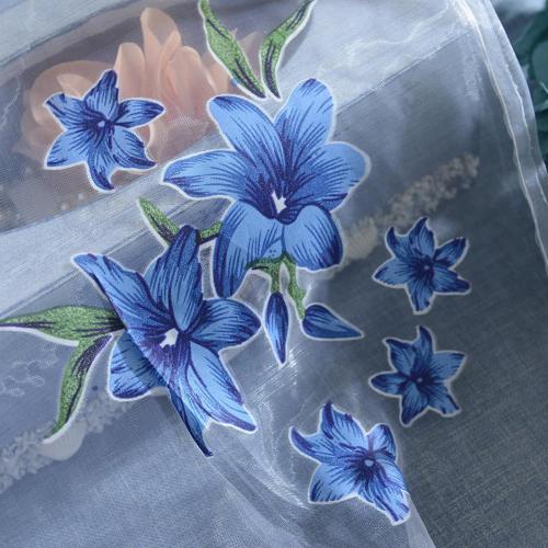 Visillo bordado con flores azules