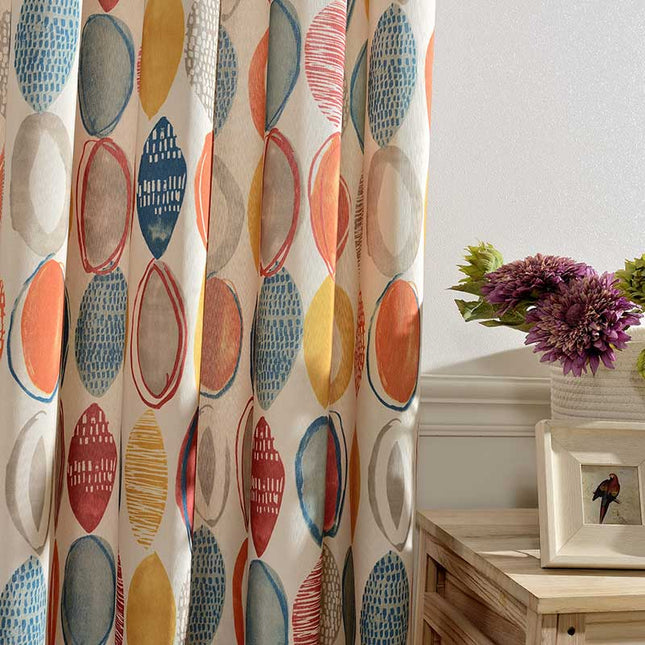 Cortina estampada con círculos de colores