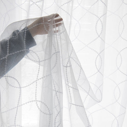 Visillo blanco con patrón geométrico circular