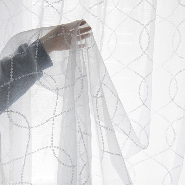 Visillo blanco con patrón geométrico circular