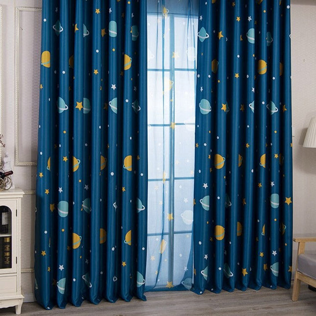 Visillo infantil con estrellas para dormitorio.