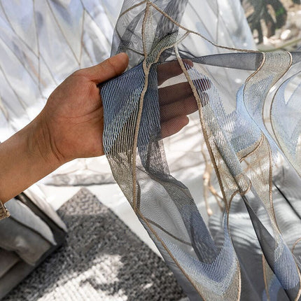 Visillo moderno con bordado geométrico