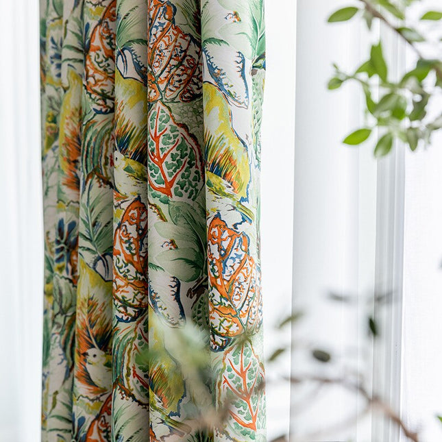 Cortina estampada con diseño tropical