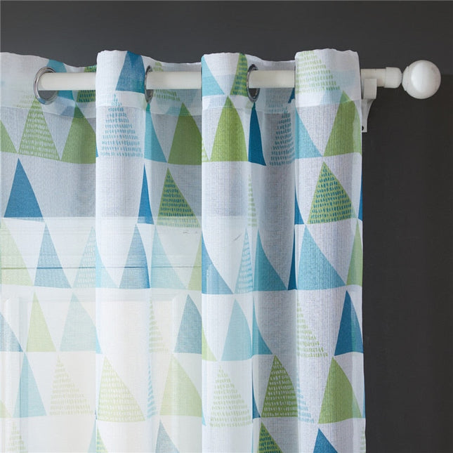 Visillo con estampado de triángulos geométricos