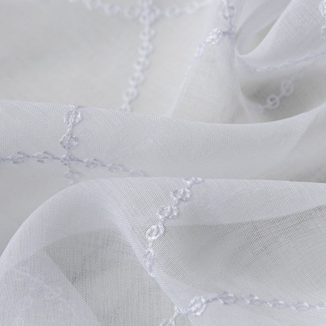 Visillo blanco con patrón geométrico circular