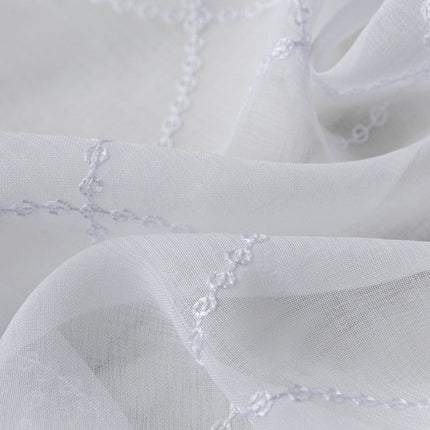 Visillo blanco con patrón geométrico circular