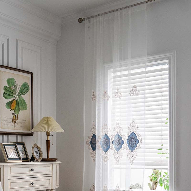 Visillo bordado con medallones azules