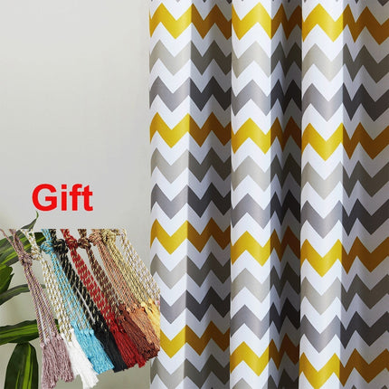 Cortina opaca amarilla con estampado cheurón