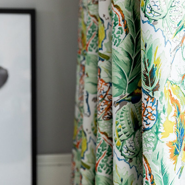 Cortina estampada con diseño tropical