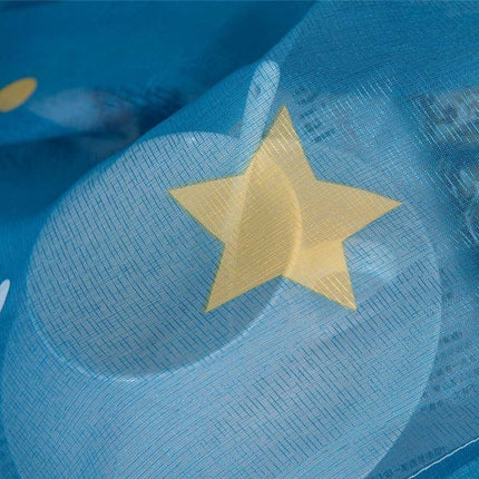 Visillo infantil con estrellas para dormitorio.