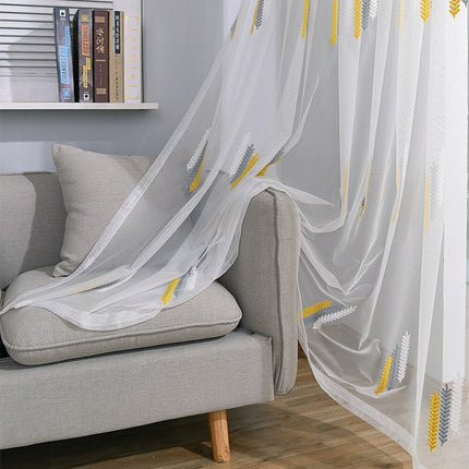 Visillo bordado con motivo geométrico.