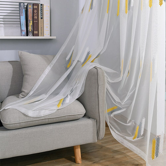 Visillo bordado con motivo geométrico.