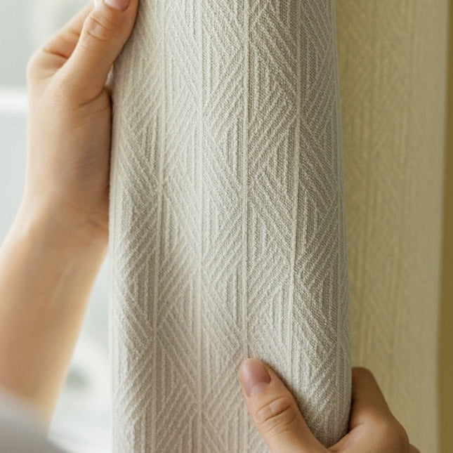 Cortina opaca beige con tejido texturizado