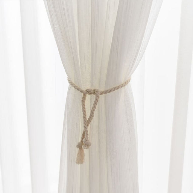 Visillo translúcido con textura de lino.