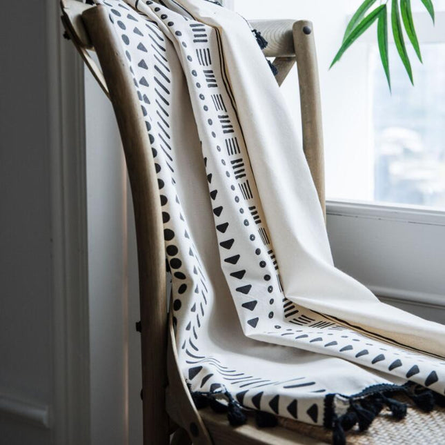 Visillo estilo bohemio con pompones negros