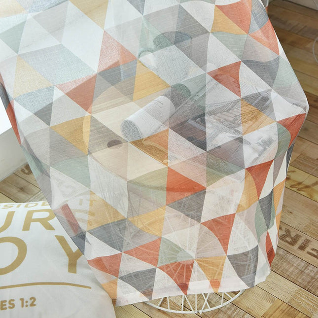 Visillo moderno con estampado de triángulos