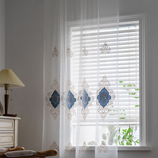 Visillo bordado con medallones azules