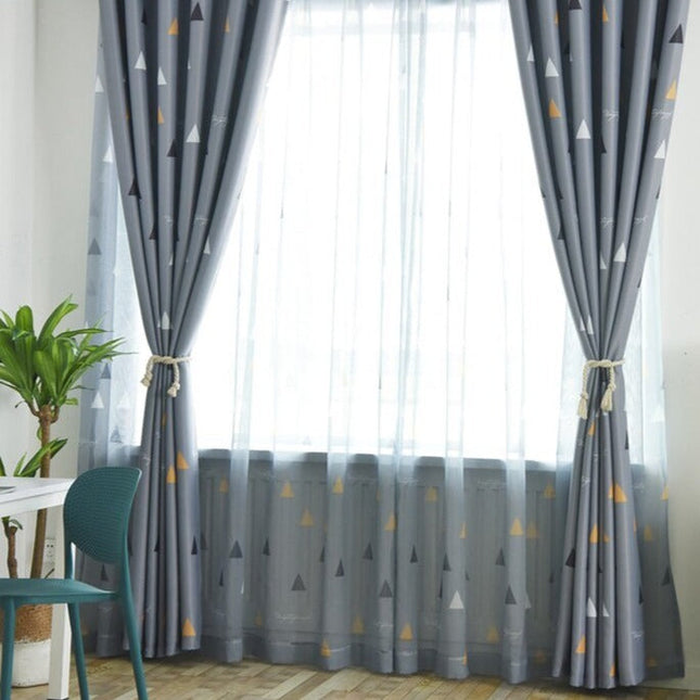 Visillo con estampado de triángulos moderno.