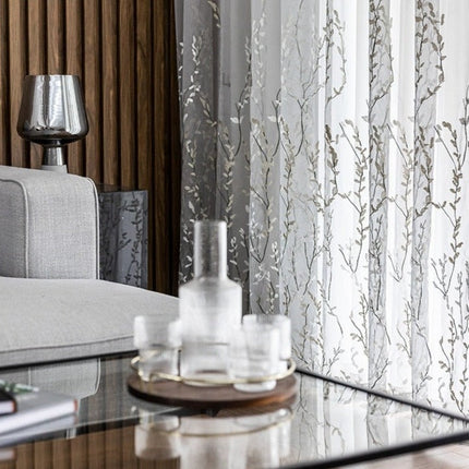 Visillo bordado con ramas de árbol