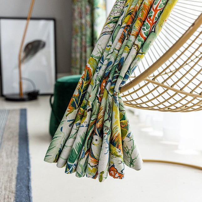 Cortina estampada con diseño tropical