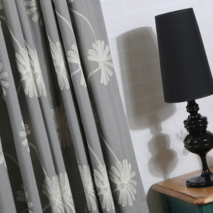 Cortina de salón con flores bordadas
