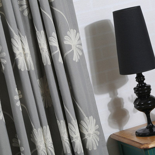 Cortina de salón con flores bordadas