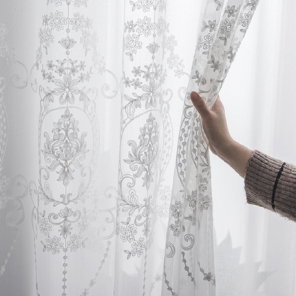 Visillo bordado con diseño clásico medallón