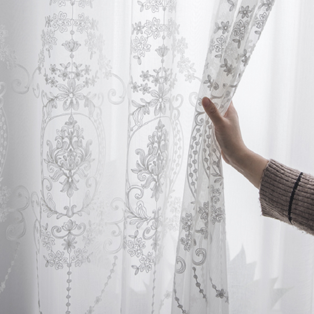 Visillo bordado con diseño clásico medallón