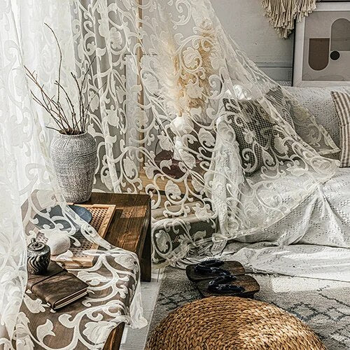 Visillo blanco con bordado damasco