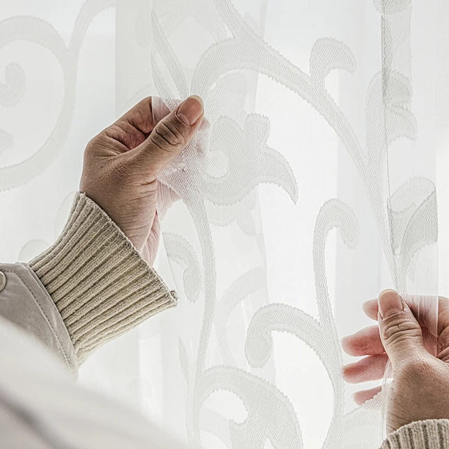 Visillo blanco con bordado damasco