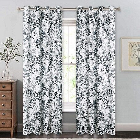 Cortina estampada con motivos vegetales