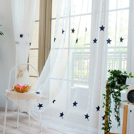 Visillo infantil con estrellas azules bordadas
