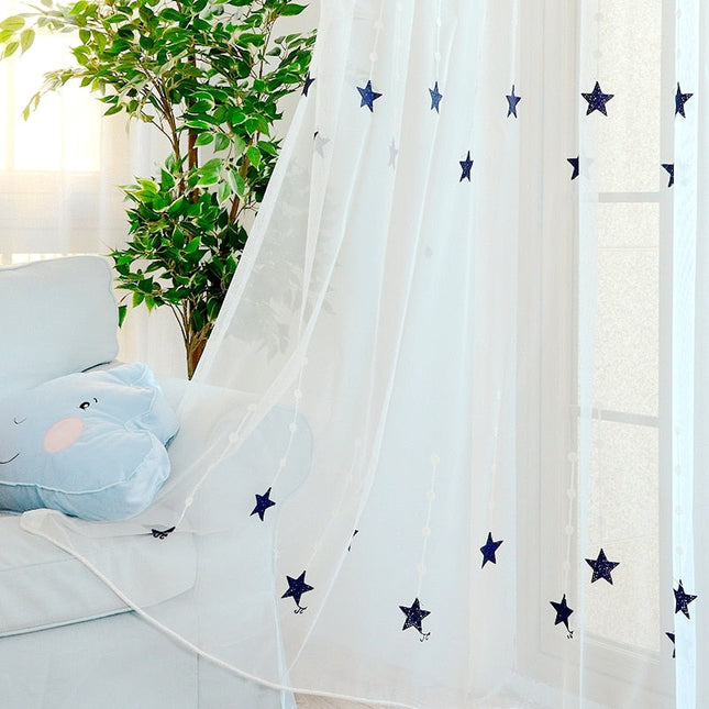 Visillo infantil con estrellas azules bordadas