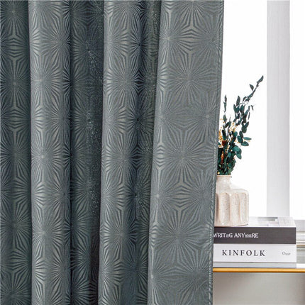 Cortina gris con relieve geométrico moderno