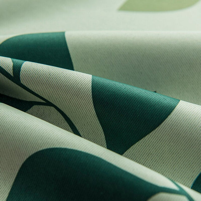 Cortina estampada con hojas verdes