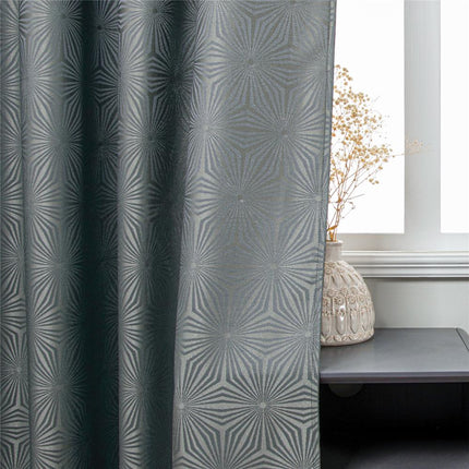 Cortina gris con relieve geométrico moderno