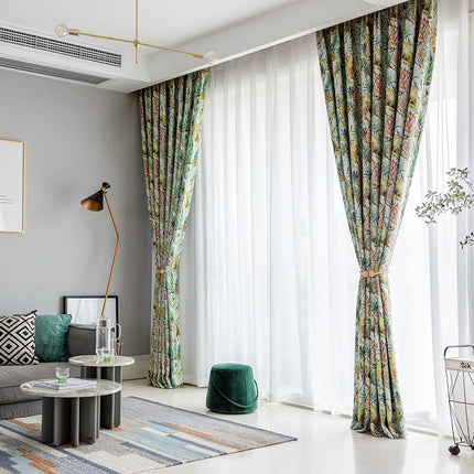 Cortina estampada con diseño tropical