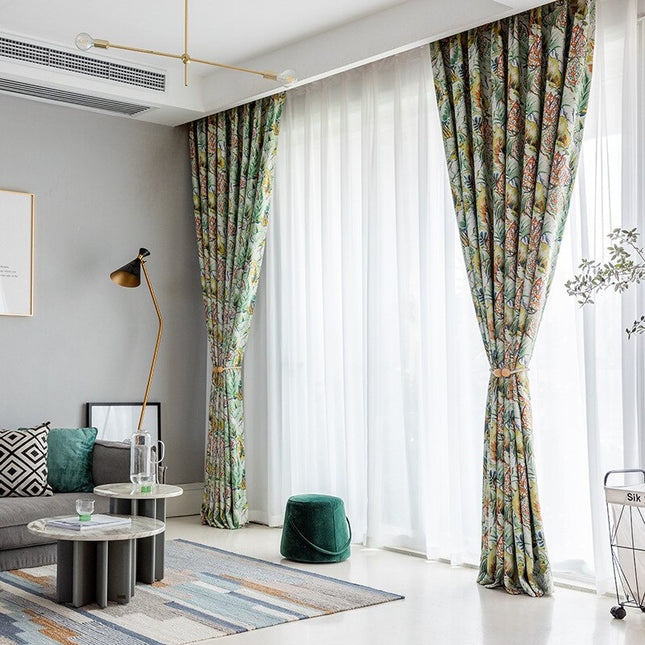 Cortina estampada con diseño tropical