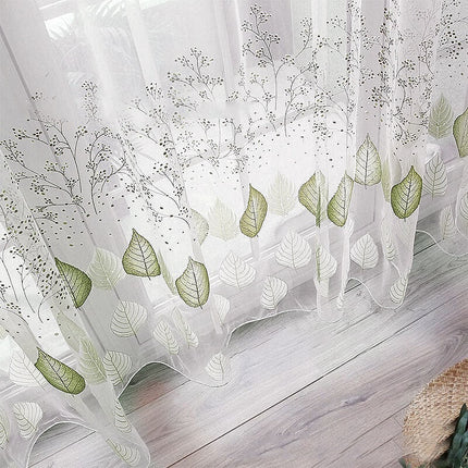 Visillo verde bordado con hojas