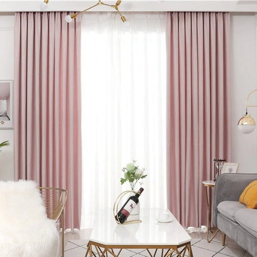 Cortina rosa con tejido con relieve