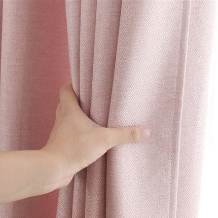 Cortina rosa con tejido con relieve