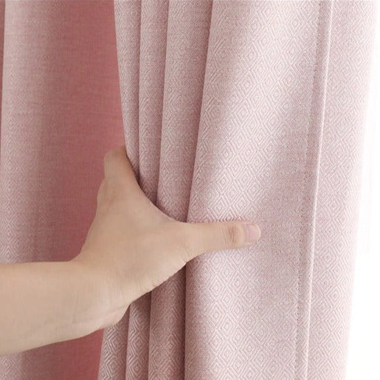 Cortina rosa con tejido con relieve