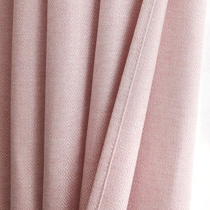 Cortina rosa con tejido con relieve